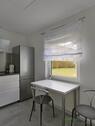 kleiner Esstisch am Fenster - 