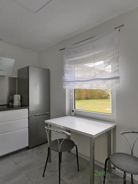 kleiner Esstisch am Fenster - 