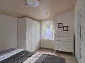 Kleiderschrank und Kommode - 