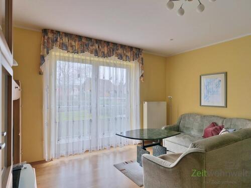 Wohnzimmerblick zum Balkon - (EF1243_M) Dresden: Bannewitz, preiswerte möblierte 2-Zimmer-Wohnung mit TG-Stellplatz und Balkon