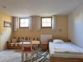 Blick in den Wohnraum - (EF1385_M) Dresden: Mickten, möbliertes Apartment im Hinterhaus mit separatem Hauseingang, an Wochenendheimfahrer