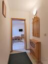 kleiner Wohnungsflur mit Garderobe - 