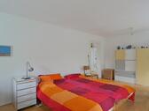 Doppelbett im großen Schlafzimmer - 