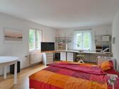 TV und großer Arbeitsplatz - 