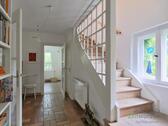 unterer Flur mit Innentreppe - 