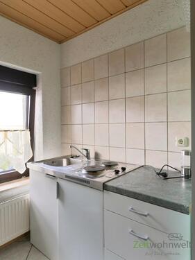 Blick in die kleine Küche - Etagenwohnung mit 45,00 m&sup2; in Amt Wachsenburg zur Miete