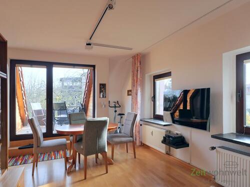 Blick zu Balkon und TV - Etagenwohnung mit 80,00 m&sup2; in Dresden zur Miete