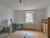 Schreibtisch und Vitrinenschrank - 2 Zimmer Etagenwohnung in Kassel