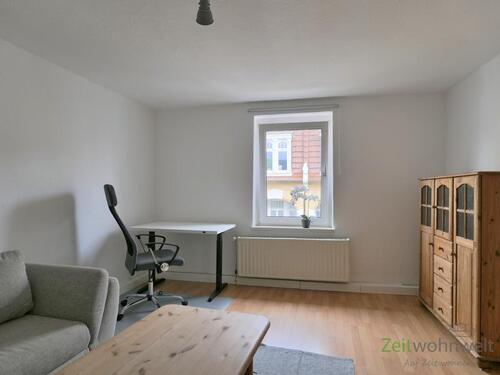 Schreibtisch und Vitrinenschrank - 2 Zimmer Etagenwohnung in Kassel