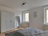 Kleiderschrank und Standspiegel - 