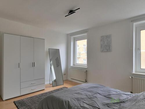 Kleiderschrank und Standspiegel - 