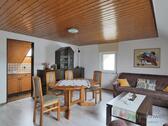 Blick ins Wohnzimmer - (EF1354_M) Fulda: Maberzell, großzügige 2-Zimmer-Wohnung, Waschmaschine, WLAN und PKW-Stellplatz inklusive