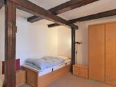 Bett und Kleiderschrank - 1 Zimmer Etagenwohnung zur Miete in Dresden