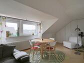Esstisch und Lesesessel - (EF1368_M) Kassel-Stadt: Harleshausen, möblierte Wohnung in freistehendem Haus mit Garten