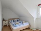 breites Bett unter der Schräge - 