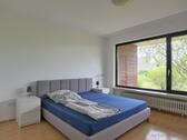 Doppelbett im Schlafzimmer - 