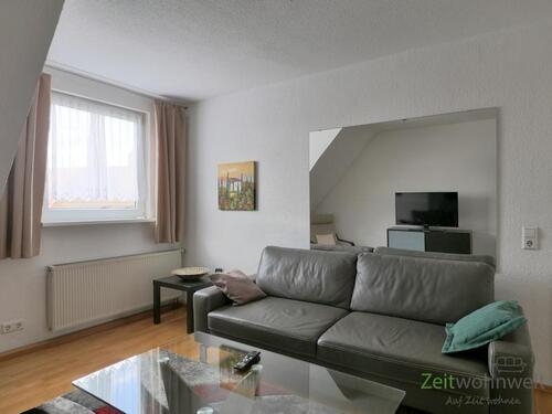 Sofa und Wandspiegel im Wohnzimmer - 3 Zimmer Etagenwohnung zur Miete in Erfurt