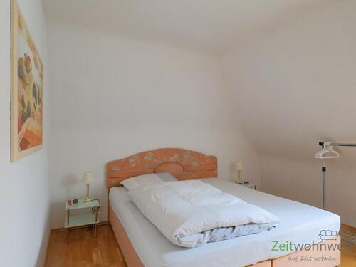 Doppelbett im Schlafzimmer - 