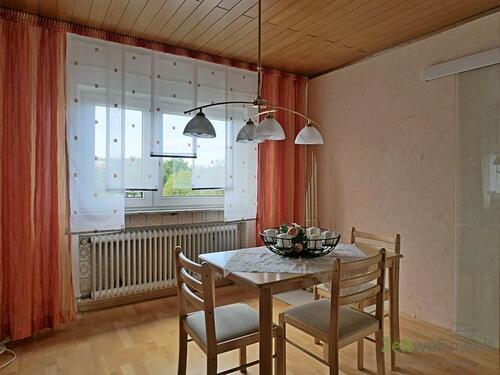 Esstisch im Wohnzimmer - 2 Zimmer Etagenwohnung in Lohfelden