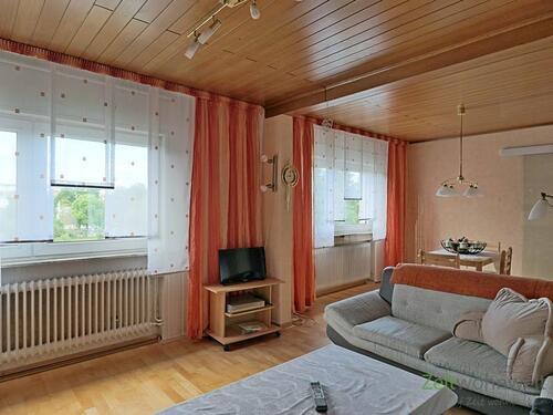 Blick ins Wohnzimmer - (EF0852_M) Kassel-Landkreis: Lohfelden, möblierte 2-Zi-Wohnung mit Dachbalkon, WLAN und Grundreinigung inklusive