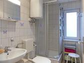 Bad mit Dusche - Etagenwohnung mit 30,00 m&sup2; in Radebeul zur Miete