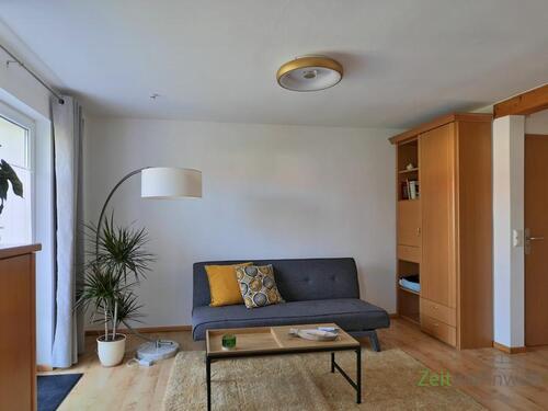 Blick zum Sofa - Etagenwohnung mit 50,00 m&sup2; in Erfurt zur Miete