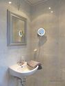Waschbecken und Spiegel - 