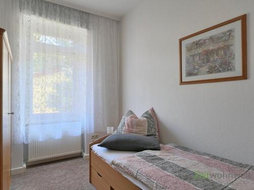 Einzelbett und Kleiderschrank - 2 Zimmer Etagenwohnung in Erfurt