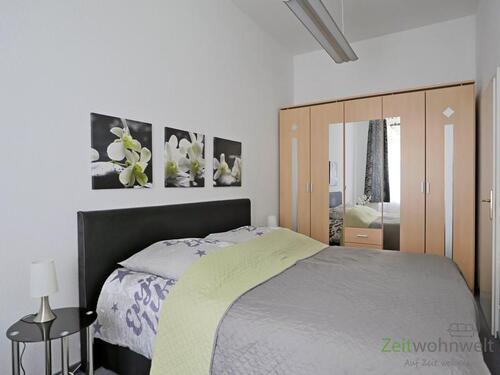 Doppelbett und Kleiderschrank - 