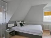 breites Bett - (EF0423_M) Kassel-Stadt: Bad Wilhelmshöhe, möbliertes Apartment mit großer Fensterfront, WLAN inklusive