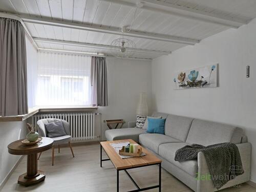 Eckcouch im Wohnzimmer - (EF1017_M) Kassel-Stadt: Nord-Holland, kleines, möbliertes Wohnhaus mit Terrasse und Grundstück, Grundreinigung inkl.