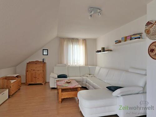 weißes Ecksofa im Wohnzimmer - (EF1000_M) Weimar: Grammetal, ruhige möblierte Maissonette-Wohnung mit Balkon, kleines Arbeitszimmer, WLAN inklusive