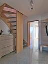 Wohnungsflur mit Innentreppe - 