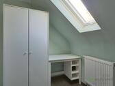 Kleiderschrank und Arbeitsecke - 