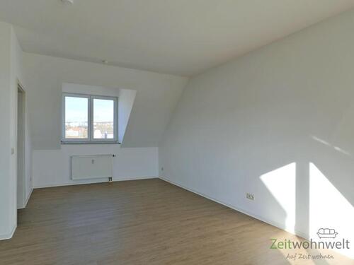 Wohnzimmer vor der Küche - 3 Zimmer Dachgeschoßwohnung in Meiningen