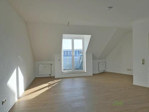 Blick zum Wohnzimmerbalkon - 3 Zimmer Dachgeschoßwohnung zur Miete in Meiningen