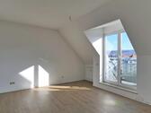 Blick ins Wohnzimmer - (12536_74) MGN: sonnige Dachwohnung mit 2 Balkonen in der Heimstraße, Hausmeisterdienste inklusive