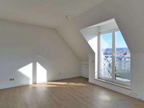 Blick ins Wohnzimmer - (12536_74) MGN: sonnige Dachwohnung mit 2 Balkonen in der Heimstraße, Hausmeisterdienste inklusive