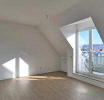 (12536_74) MGN: sonnige Dachwohnung mit 2 Balkonen in der Heimstraße, Hausmeisterdienste inklusive - Meiningen