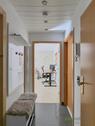 Wohnungsflur mit Garderobe - 