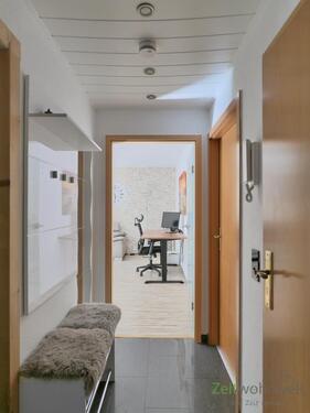 Wohnungsflur mit Garderobe - 