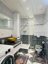 modernes Bad mit Dusche - 