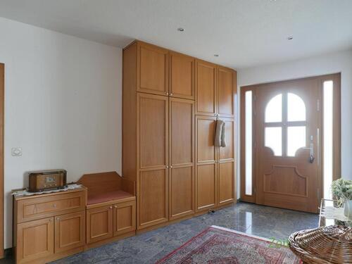 XL-Garderobenschrank und Haustüre - 