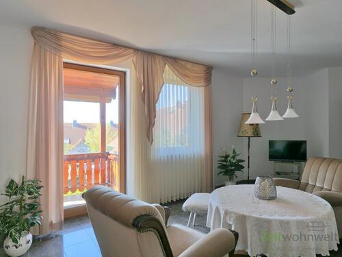 Blick zu Balkon und TV - 2 Zimmer Etagenwohnung zur Miete in Hünfeld