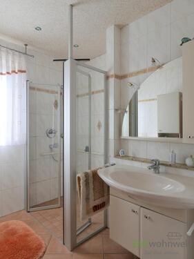 Bad mit bodentiefer Dusche - 