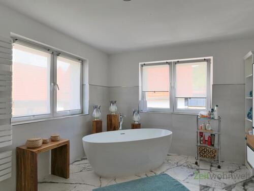 freistehende Wanne im Bad - 