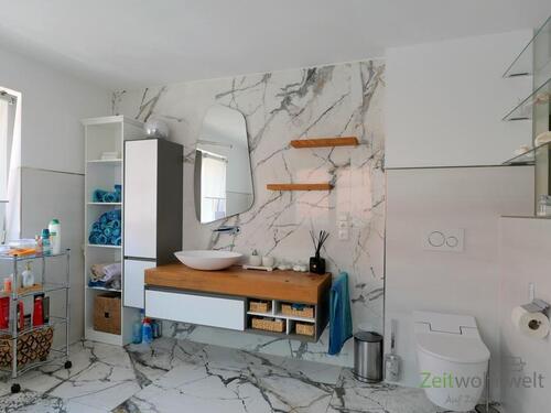 Waschtisch und WC - 