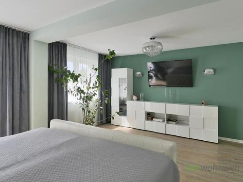 TV und Kommode im Schlafzimmer - 