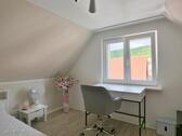 kleiner Schreibtisch am Fenster - 