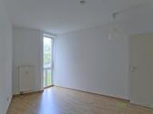 schmales Schlafzimmerfenster - 2 Zimmer Etagenwohnung in Meiningen